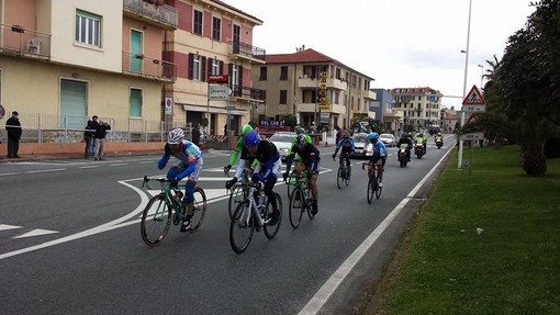 Al via la Milano-Sanremo: sette ciclisti in fuga, cinque corridori cadono all'uscita di Savona