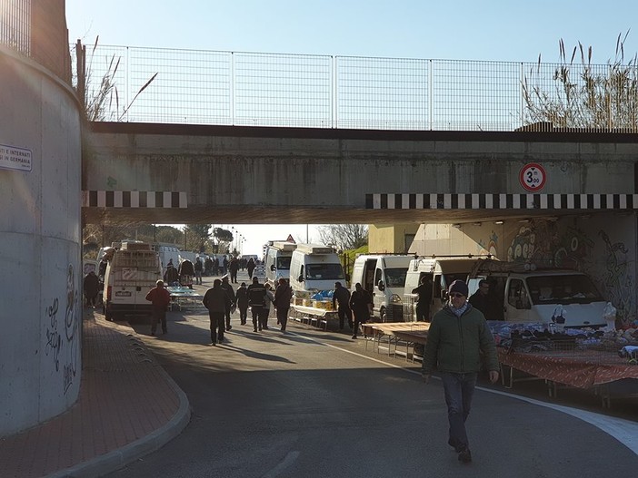 Albenga, mercato sul Lungocenta. Ciangherotti: "Molti ambulanti rischiano di dover riportare la lincenza in Comune"