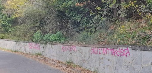 Stella, imbrattati i muri con frasi contro Meloni, Tajani e Netanyahu Stella, imbrattati i muri con frasi contro Meloni, Tajani e Netanyahu