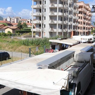 Albenga, prima giornata in via Carloforte per il mercato spostato dal Lungocenta (FOTO)