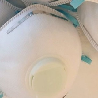 Coronavirus, bustine con due mascherine verranno consegnate nei negozi aperti. Toti: "Non c'è bisogno di accalcarsi ci saranno per tutti"