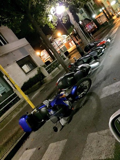 Vandali buttano a terra scooter in piazza del Popolo, i Fieui:"Ad Albenga deve essere ripristinata la cultura della legalità"