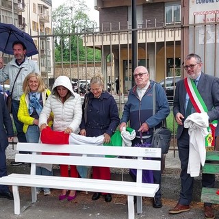 Morti sul lavoro e prevenzione e sicurezza, inaugurata a Savona nelle scuole XXV Aprile una panchina bianca (FOTO)