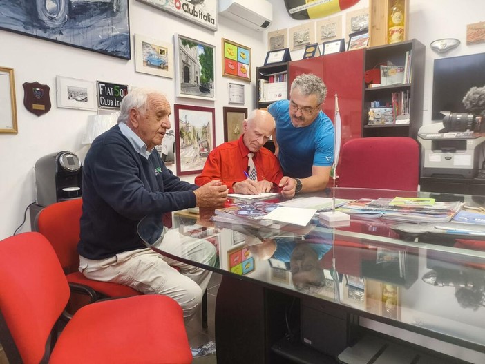 Garlenda celebra la passione per le auto italiane: successo al Museo della 500 per la proiezione di “Mr. Fiat Finland”