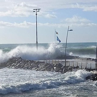 Mareggiata a Varazze, prolungata l'ordinanza di chiusura di moli e lungomare Europa