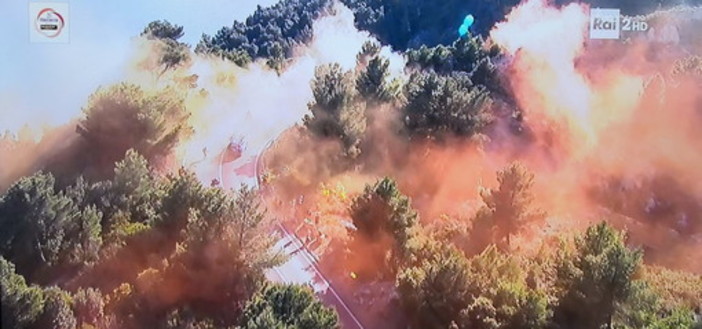 Milano-Sanremo: principio d'incendio per il lancio di fumogeni sul Berta, spento da un vigile del fuoco libero dal servizio