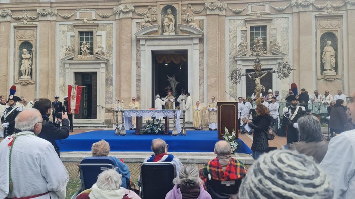 Savona, i fedeli si raccolgono per festeggiare la Madonna di Misericordia con la processione al Santuario (FOTO) Savona, i fedeli si raccolgono per festeggiare la Madonna di Misericordia con la processione al Santuario (FOTO)