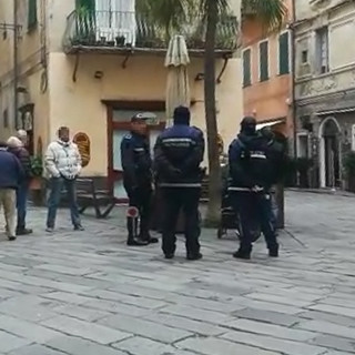 Finale, prima la scenata in escandescenza in centro e poi si mette a cantare (VIDEO)