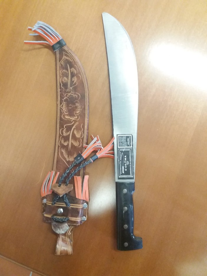Andora: insegue due persone brandendo un machete, denunciato un 43enne del posto Andora: insegue due persone brandendo un machete, denunciato un 43enne del posto