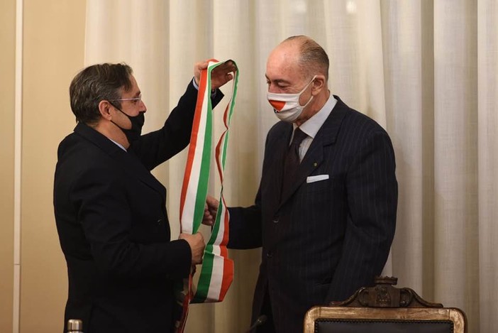 Alassio: "passaggio di consegne" a mezzanotte e un minuto tra Galtieri e Melgrati Alassio: "passaggio di consegne" a mezzanotte e un minuto tra Galtieri e Melgrati