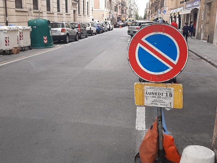 Savona, spuntano i cartelli di divieto di sosta nelle vie del mercato del lunedì Savona, spuntano i cartelli di divieto di sosta nelle vie del mercato del lunedì