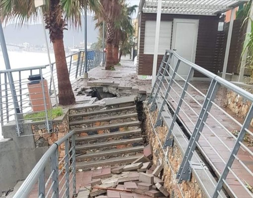 Pietra Ligure, il mare non risparmia la passeggiata di ponente (FOTO)