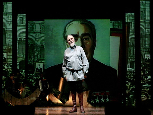 Moni Ovadia chiude questa sera la stagione teatrale loanese Moni Ovadia chiude questa sera la stagione teatrale loanese