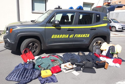 La Guardia di Finanza sequestra 170 articoli contraffatti tra Ceriale e Borghetto Santo Spirito La Guardia di Finanza sequestra 170 articoli contraffatti tra Ceriale e Borghetto Santo Spirito