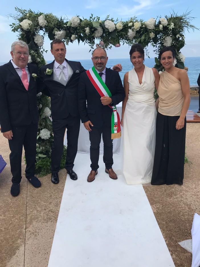 Un romantico "sì" sotto la pioggia: primo matrimonio civile nella nuova piazza Pelagos di Borghetto