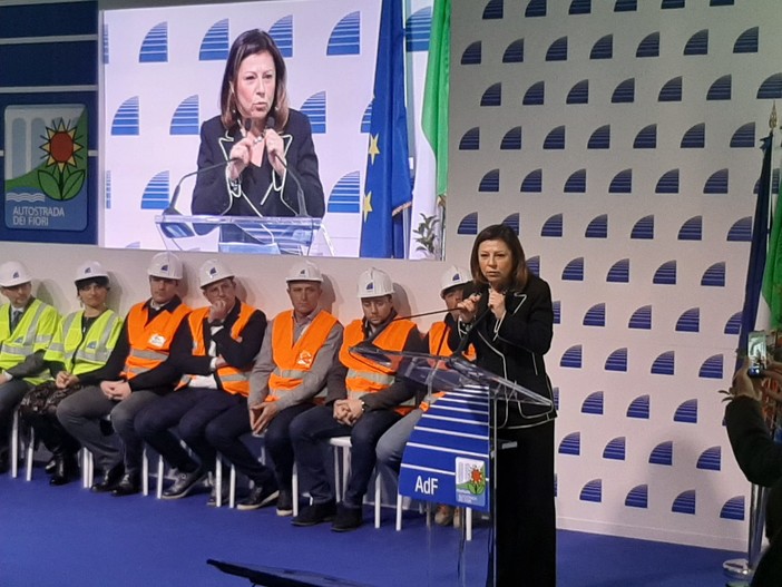 Caos autostrade, il ministro De Micheli rassicura: “Controlli in Liguria? In 10 giorni termineranno” Caos autostrade, il ministro De Micheli rassicura: “Controlli in Liguria? In 10 giorni termineranno”