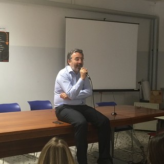 Savona, il giornalista Damilano al Liceo Ferraris Pancaldo: "L'uccisione di Aldo Moro segnò la fine della politica italiana" Savona, il giornalista Damilano al Liceo Ferraris Pancaldo: "L'uccisione di Aldo Moro segnò la fine della politica italiana"