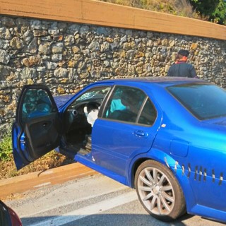 Altare, perde il controllo della macchina e va a sbattere contro un muro: tre feriti