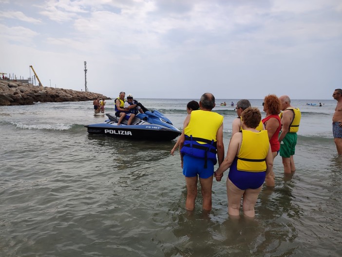 Andora, l'emozione di cavalcare le moto d'acqua della polizia per i ragazzi della Fondazione Sacra Famiglia