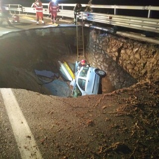 Grossa voragine sull'Aurelia all'altezza del Malpasso. Auto precipita per 6 metri