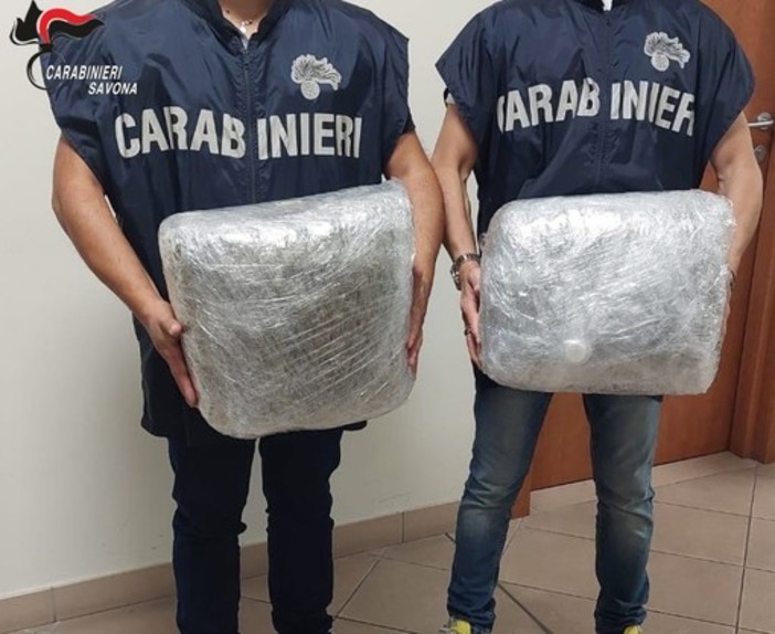 In possesso di 10 kg di marijuana a Pietra, confermato il carcere per la coppia arrestata dai carabinieri In possesso di 10 kg di marijuana a Pietra, confermato il carcere per la coppia arrestata dai carabinieri