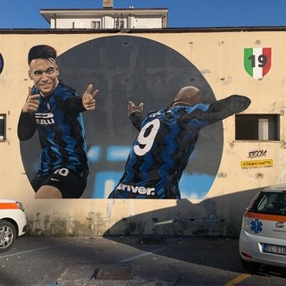 Alassio, il murales nerazzurro scatena la polemica social: "Cosa lo lega alla Città del Muretto?" Alassio, il murales nerazzurro scatena la polemica social: "Cosa lo lega alla Città del Muretto?"
