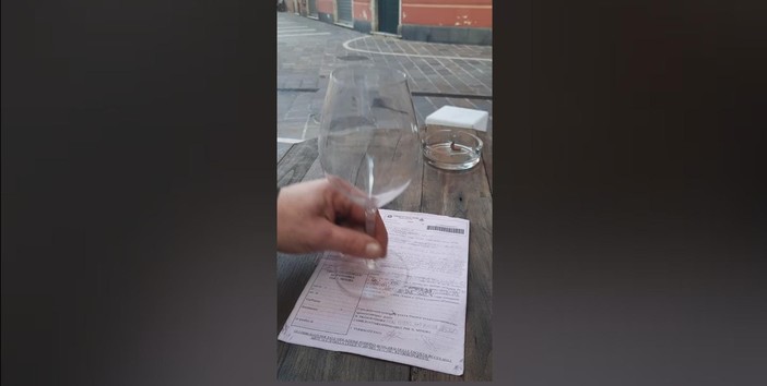 Finale, multa per un cliente con un bicchiere di plastica nei pressi del bar: "Così meglio chiudere" Finale, multa per un cliente con un bicchiere di plastica nei pressi del bar: "Così meglio chiudere"