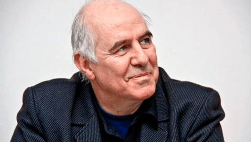 Lo scrittore Marino Magliani in biblioteca a Bergeggi