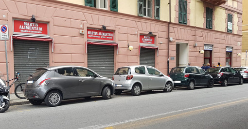 Savona, giù la serranda al negozio Martin di via XX settembre: in vendita prodotti scaduti dal 2018