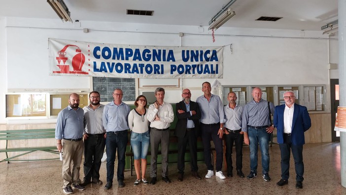 Savona, il Ministro Orlando visita la Compagnia Portuale: “RIfininaziare il fondo vittime dell’amianto o la Culp non sopravviverà” Savona, il Ministro Orlando visita la Compagnia Portuale: “RIfininaziare il fondo vittime dell’amianto o la Culp non sopravviverà”