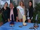 Le modelle premiate (al centro l'alassina Giulia Mingoia) con lo scultore savonese Gian Genta