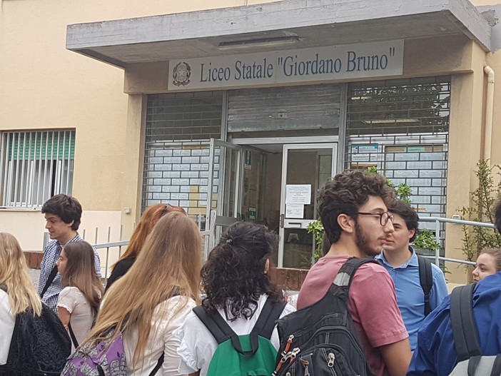 Maturità 2017, prima prova di italiano: le interviste ai ragazzi e prof del Liceo Bruno di Albenga Maturità 2017, prima prova di italiano: le interviste ai ragazzi e prof del Liceo Bruno di Albenga