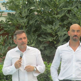 Doppia mascherina a scuola, scettico Bassetti: "Eccessivo, piuttosto usiamo bene la chirurgica" Doppia mascherina a scuola, scettico Bassetti: "Eccessivo, piuttosto usiamo bene la chirurgica"