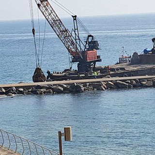 Celle, scatta il ripristino del molo di Punta Aspera: sistemati i massi