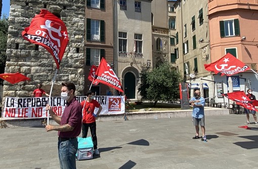 Savona, il Partito Comunista manifesta in piazza contro il Governo (FOTO)
