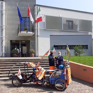 Starsky e Hutch, l'ex vigile del fuoco che gira il mondo con il suo cane per difendere l'ambiente fa tappa a Quiliano (FOTO)