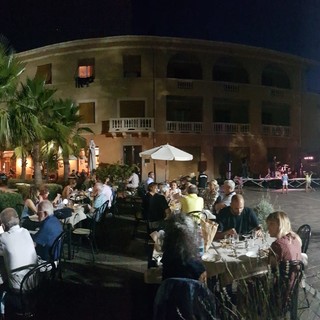 “Musica in piazza” a Cisano sul Neva. Il 5 luglio l’esibizione dell’Acustic Duo