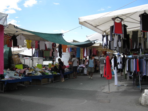 Albenga: venditori ambulanti dicono &quot;NO&quot; al mercato di Forte dei Marmi