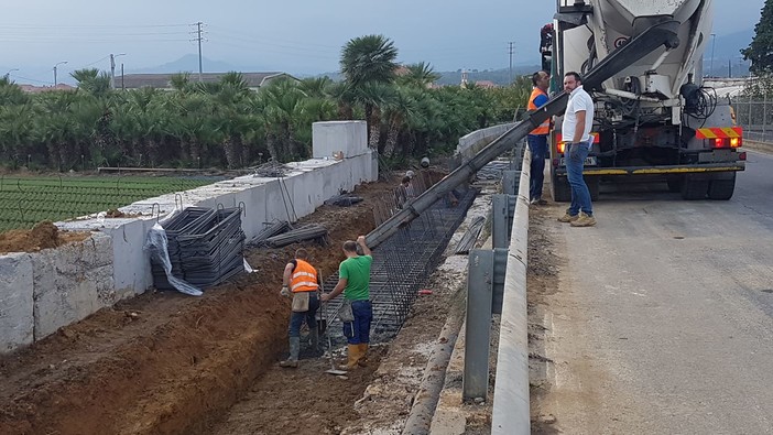 Albenga, ripristino del muro ad argine del rio in via del Cristo: lavori in corso (FOTO)