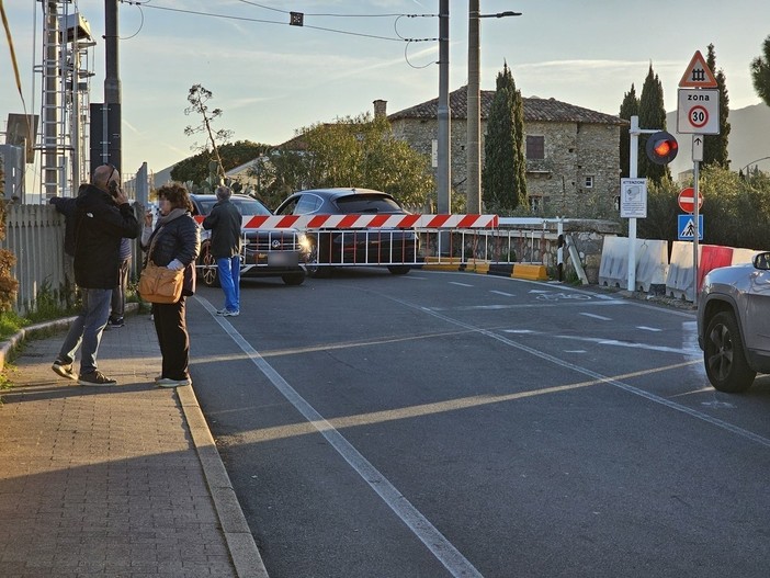 Auto bloccate tra le sbarre del passaggio a livello a Loano, il sindaco Lettieri: "Necessario lo spostamento a monte della ferrovia"