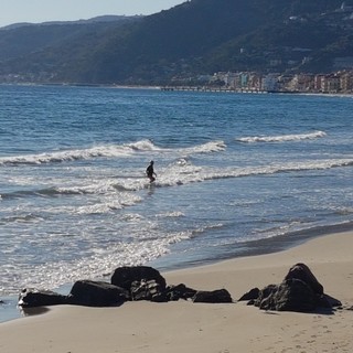 Freddo nell'entroterra e sole sulla costa: ad Alassio c'è chi non rinuncia ad un bagno in mare (FOTO)