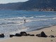 Freddo nell'entroterra e sole sulla costa: ad Alassio c'è chi non rinuncia ad un bagno in mare (FOTO)