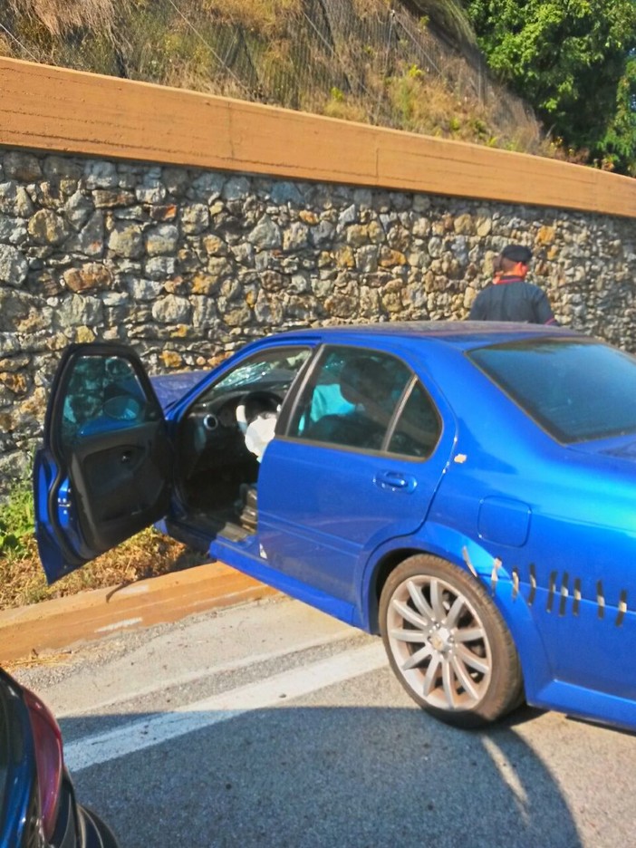 Altare, perde il controllo della macchina e va a sbattere contro un muro: tre feriti