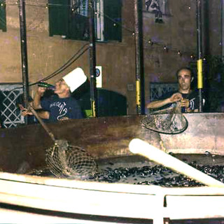 A Laigueglia ritornano le antiche tradizioni del borgo: le cozze dei "Ragazzacci" e il falò di San Giovanni