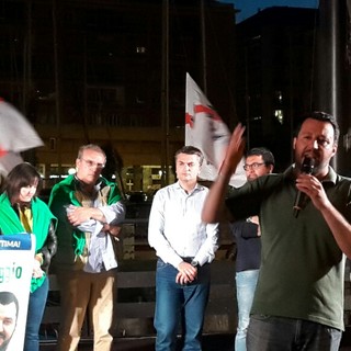 Salvini riempie la Darsena di Savona: "Un sindaco normale prima dà soldi agli italiani" (video)