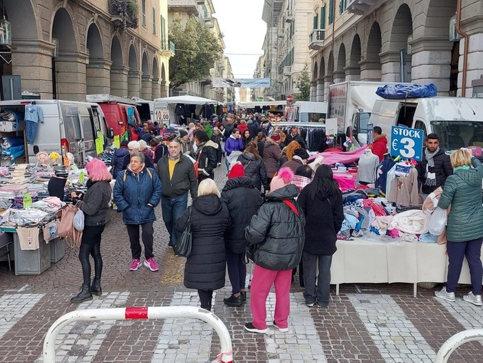 Mercato del lunedì di Savona in via Paleocapa, Fratelli d'Italia: "Affollato su due file, norme di igiene e sicurezza sono rispettate?" Mercato del lunedì di Savona in via Paleocapa, Fratelli d'Italia: "Affollato su due file, norme di igiene e sicurezza sono rispettate?"