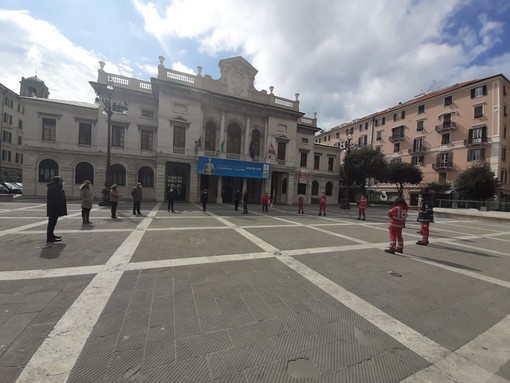 Savona si ferma come tutta Italia, in Piazza Sisto e piazza Mameli bandiere a mezz'asta e minuto di silenzio  (FOTO e VIDEO)