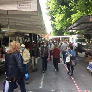 Savona, controlli della polizia locale al mercato del lunedì: 280 euro di multa per l'assenza della mascherina