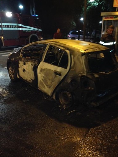 Savona, macchina distrutta dalle fiamme in corso Mazzini: danneggiate anche altre vetture Savona, macchina distrutta dalle fiamme in corso Mazzini: danneggiate anche altre vetture