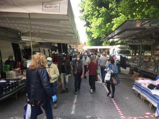 Savona, il mercato del lunedì riparte a pieno regime: applauso degli ambulanti alle vittime Covid